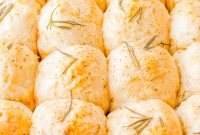 Garlic and Herb Dinner Rolls That Impress