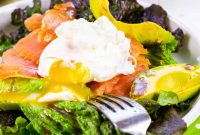 Smoked Salmon, Avocado & Poached Egg Salad Recipe