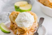Apple Pie à la Mode: Classic Warm Apple Pie with Ice Cream