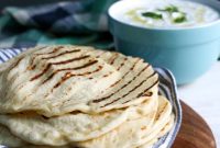 Pita with Creamy Tzatziki Sauce Recipe for Homemade Greek Dip