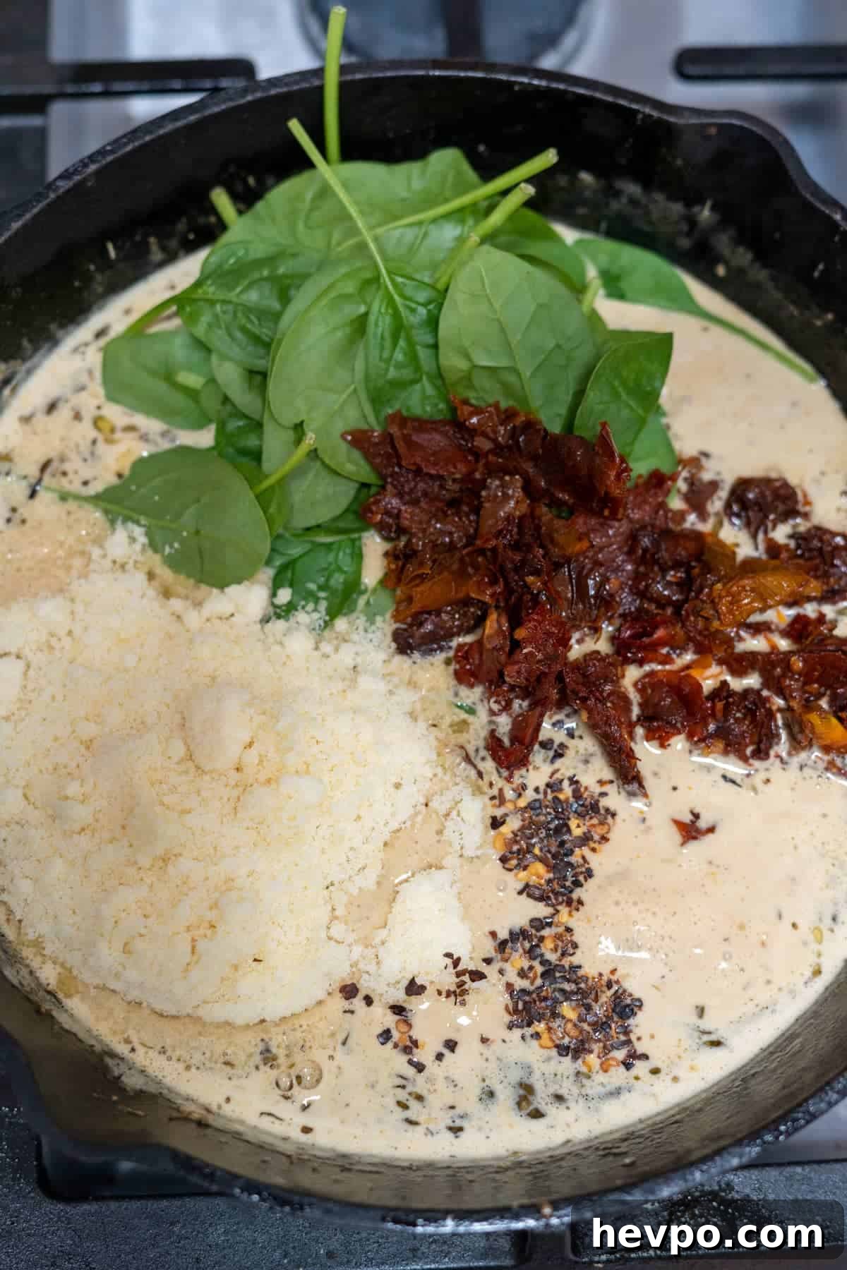 Sauce with tomatoes and spinach